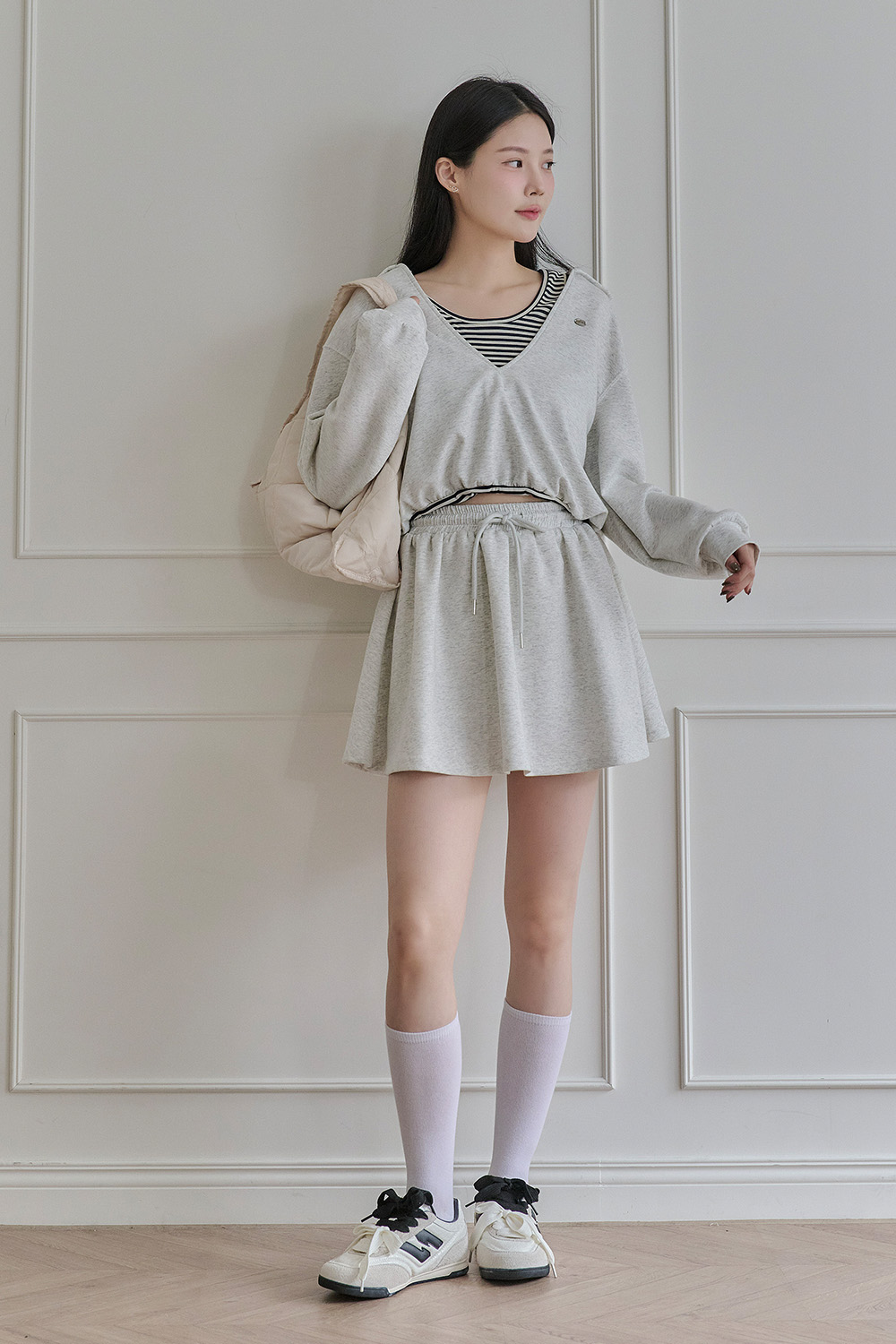 自在鬆弛感 假兩件式大V翻領上衣+短褲裙套裝