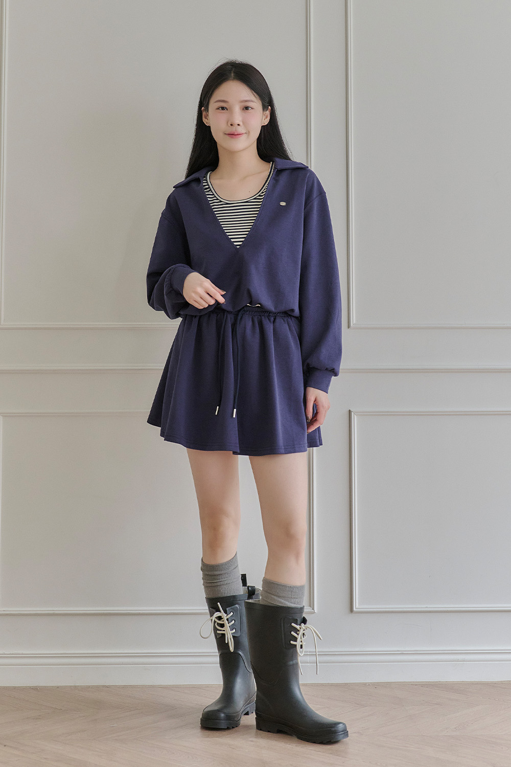 自在鬆弛感 假兩件式大V翻領上衣+短褲裙套裝