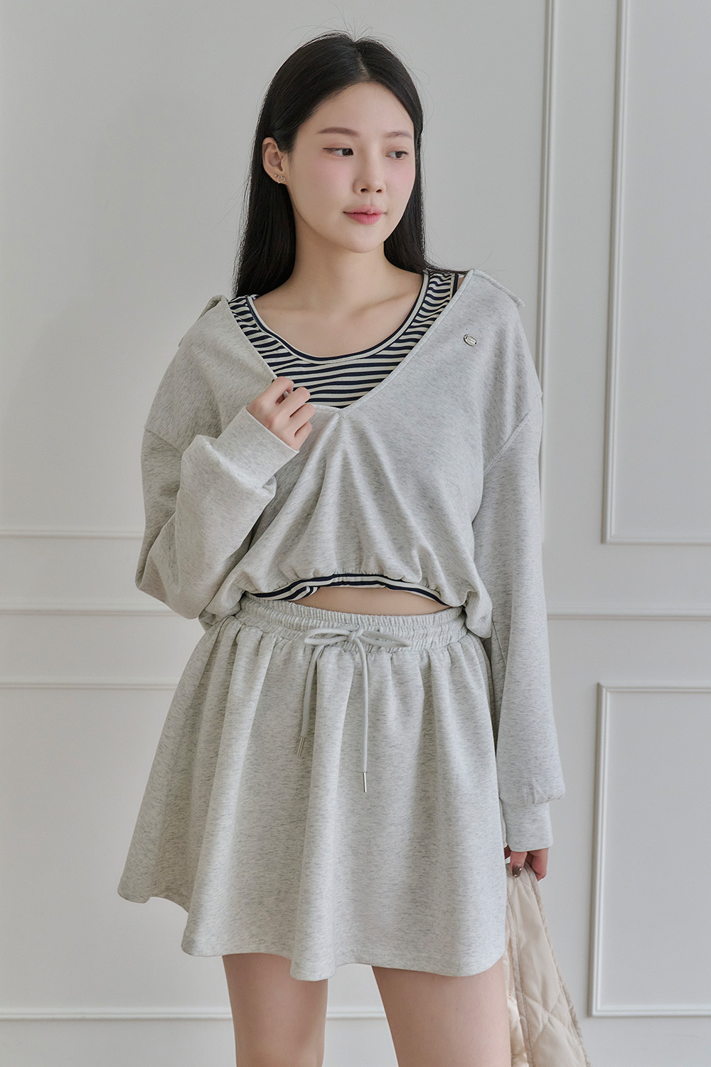 自在鬆弛感 假兩件式大V翻領上衣+短褲裙套裝