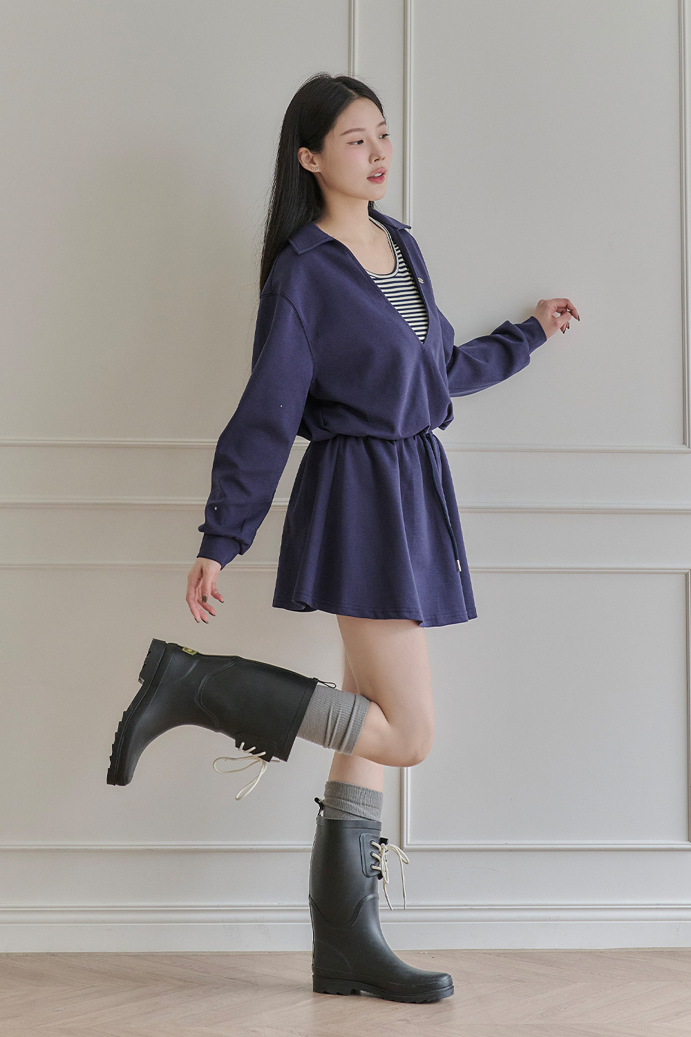 自在鬆弛感 假兩件式大V翻領上衣+短褲裙套裝