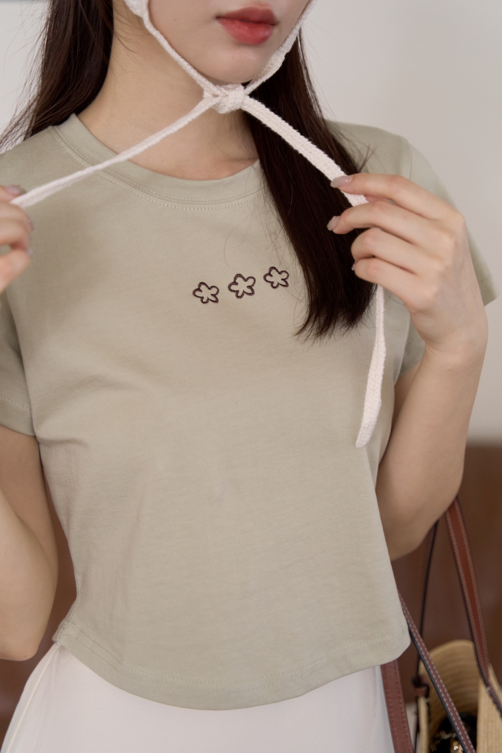 人人有腰 小花刺繡弧下襬合身短T