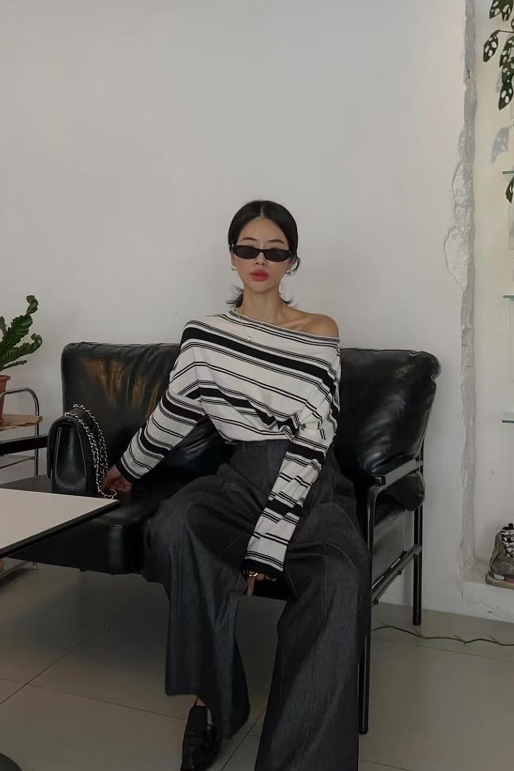 微風徐徐 露肩粗細橫條船領針織衫