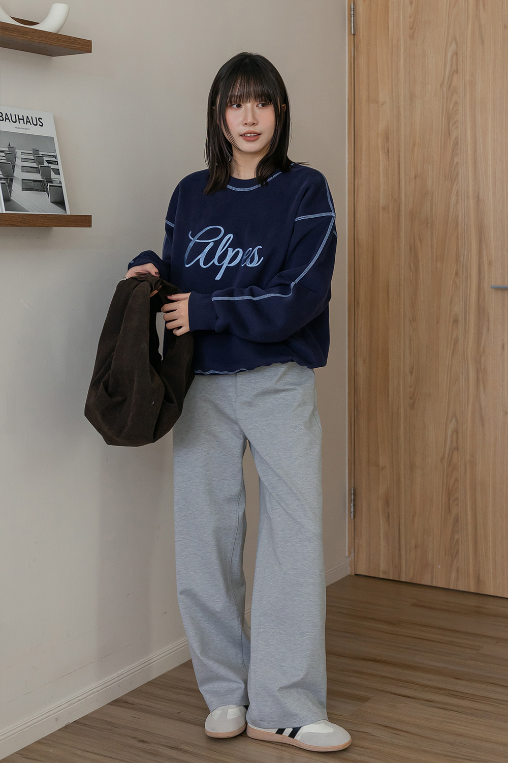 暖度超標 縫線字母繡花磨毛大學T