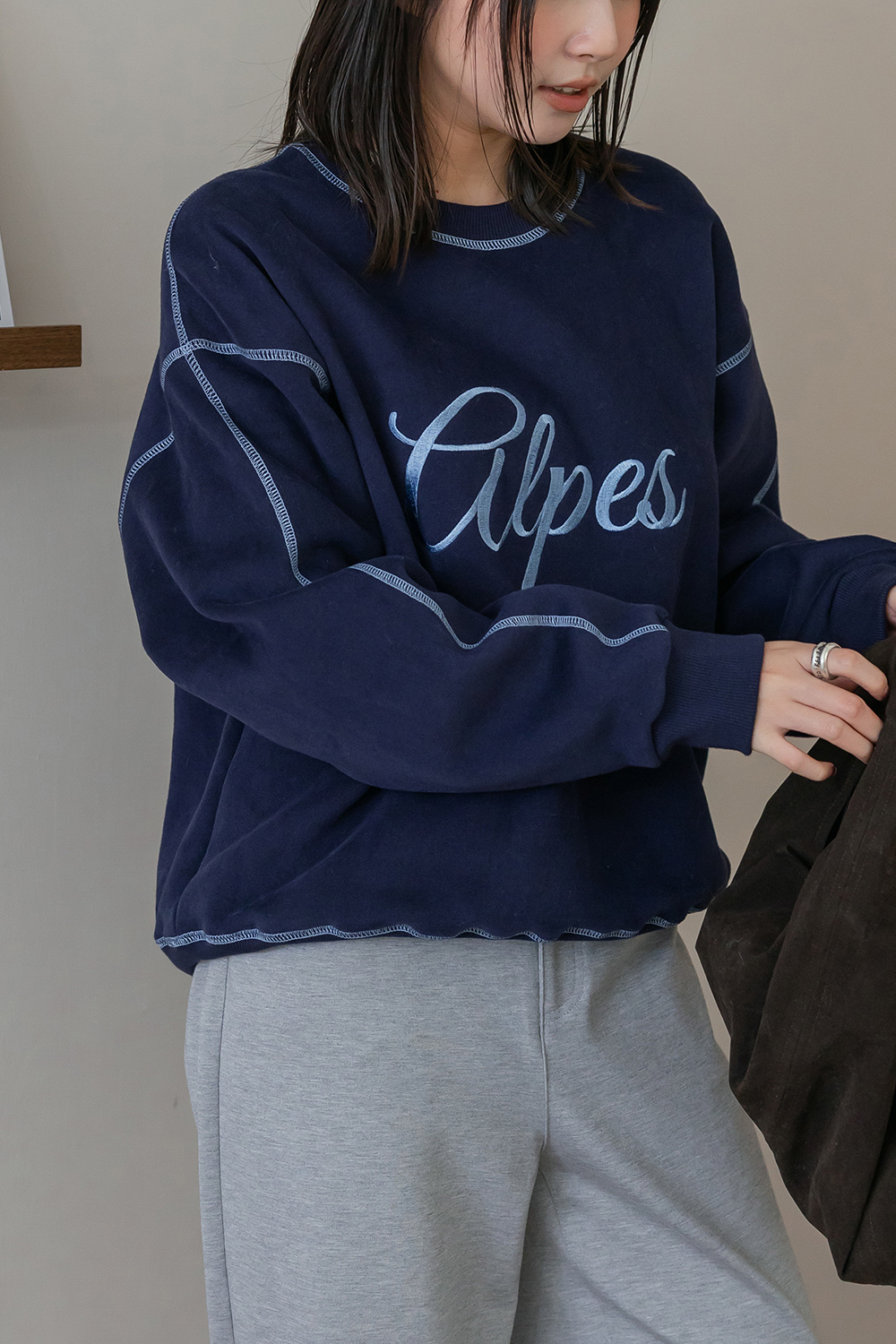 暖度超標 縫線字母繡花磨毛大學T