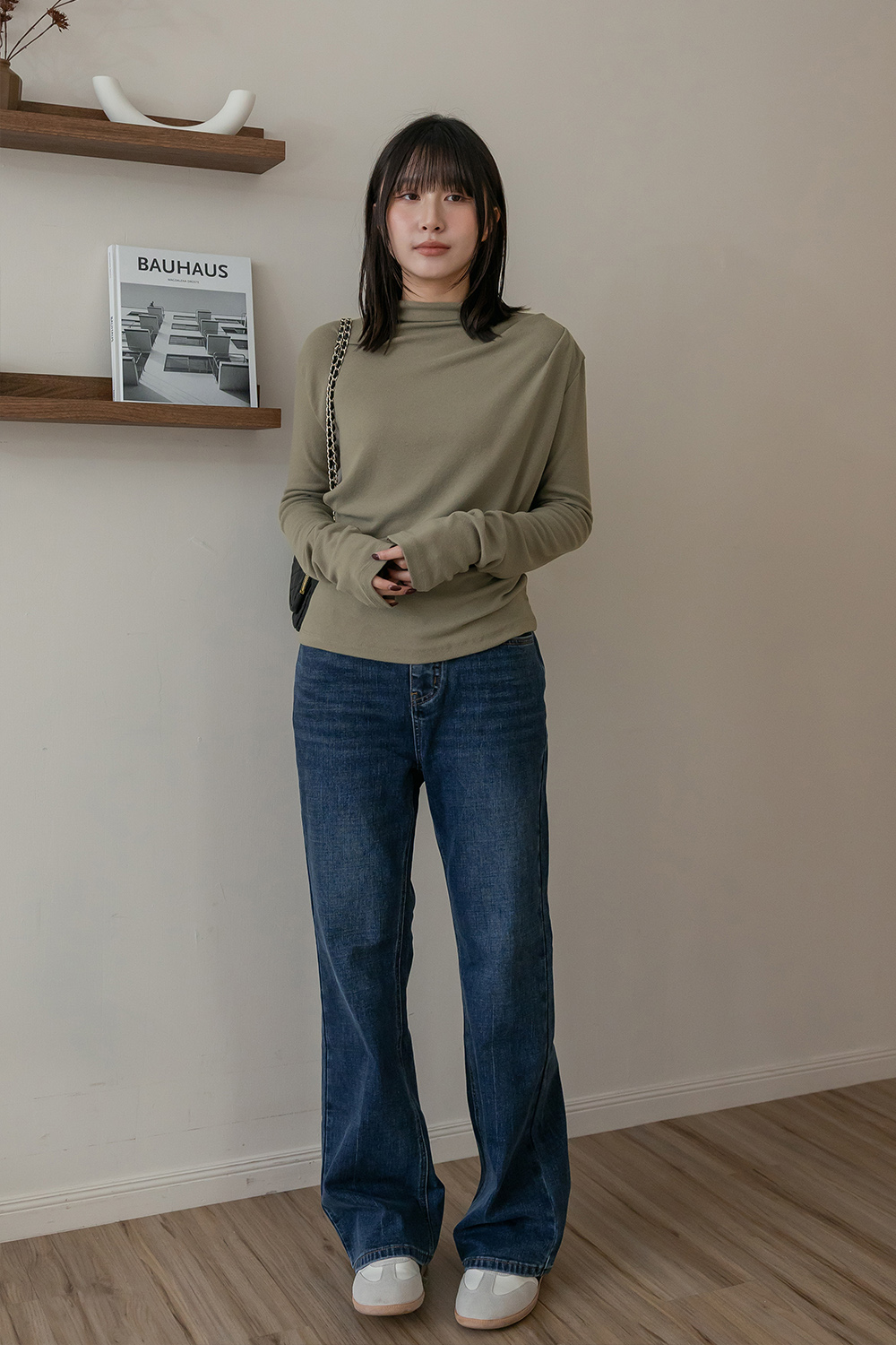 內建直角肩 抓皺設計垂領上衣