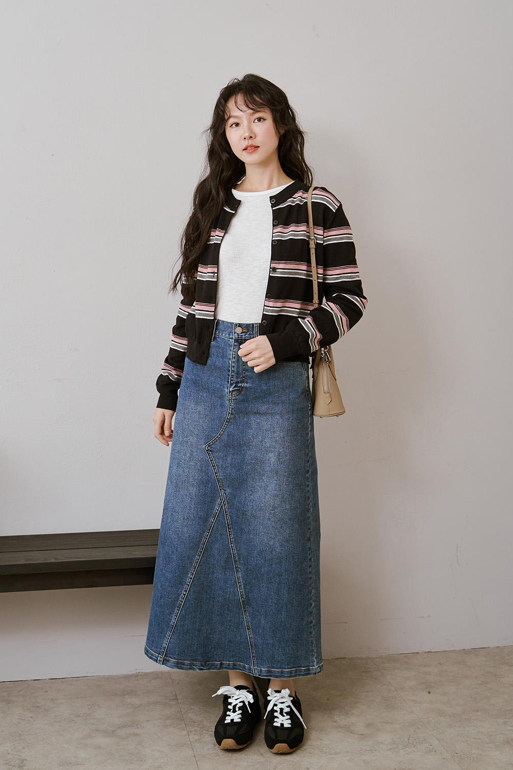 疊穿小撇步 捲邊圓領坑條長袖T