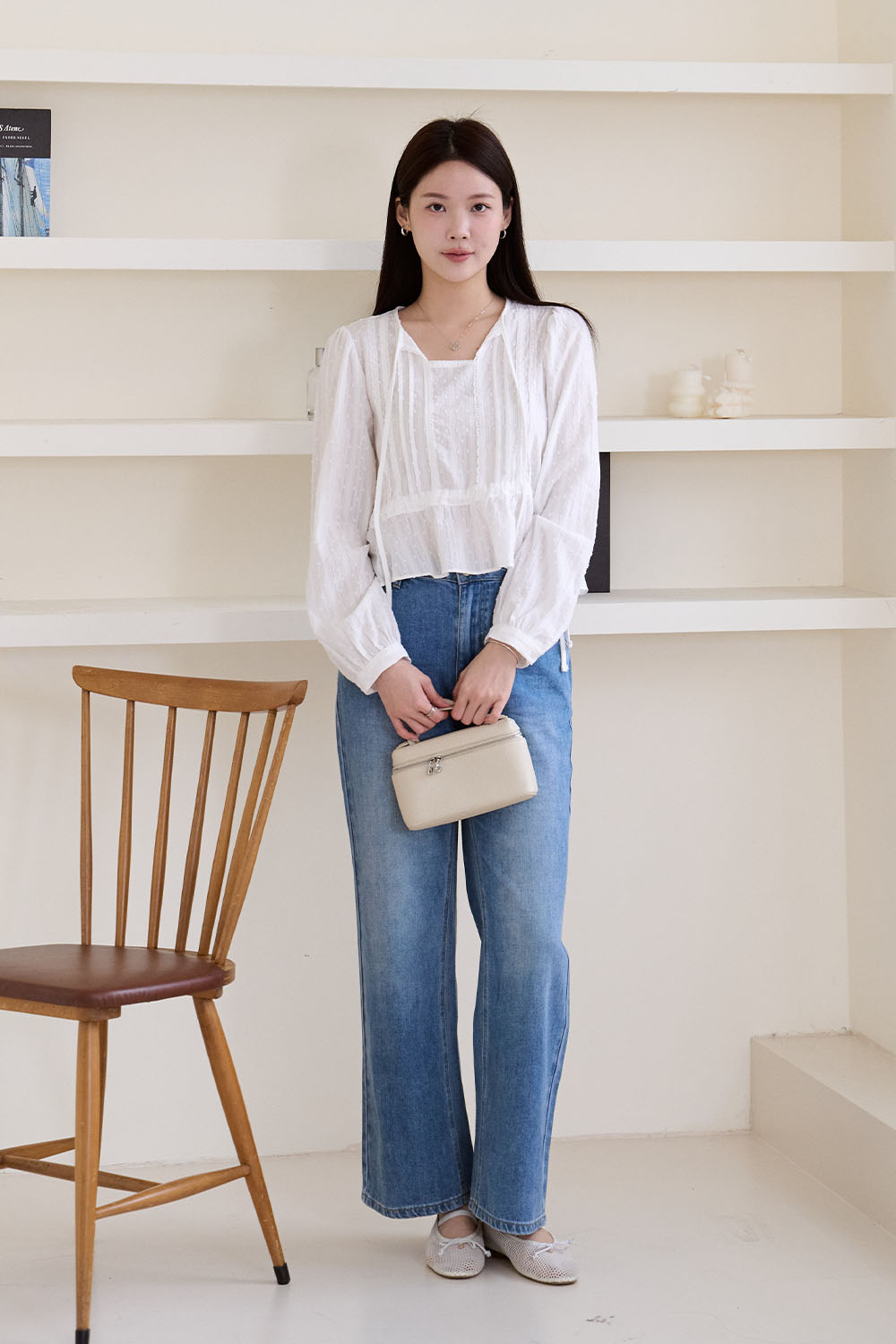 初雪未融 點點緹花側抓皺綁帶上衣