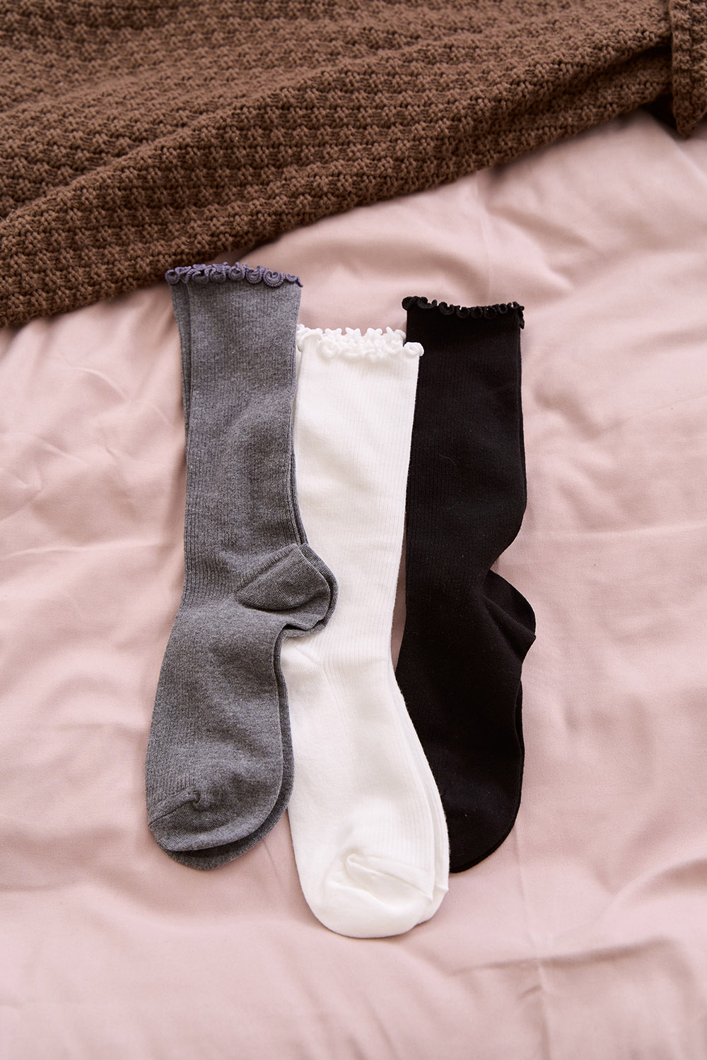 小巧思 捲捲花邊素色中筒襪