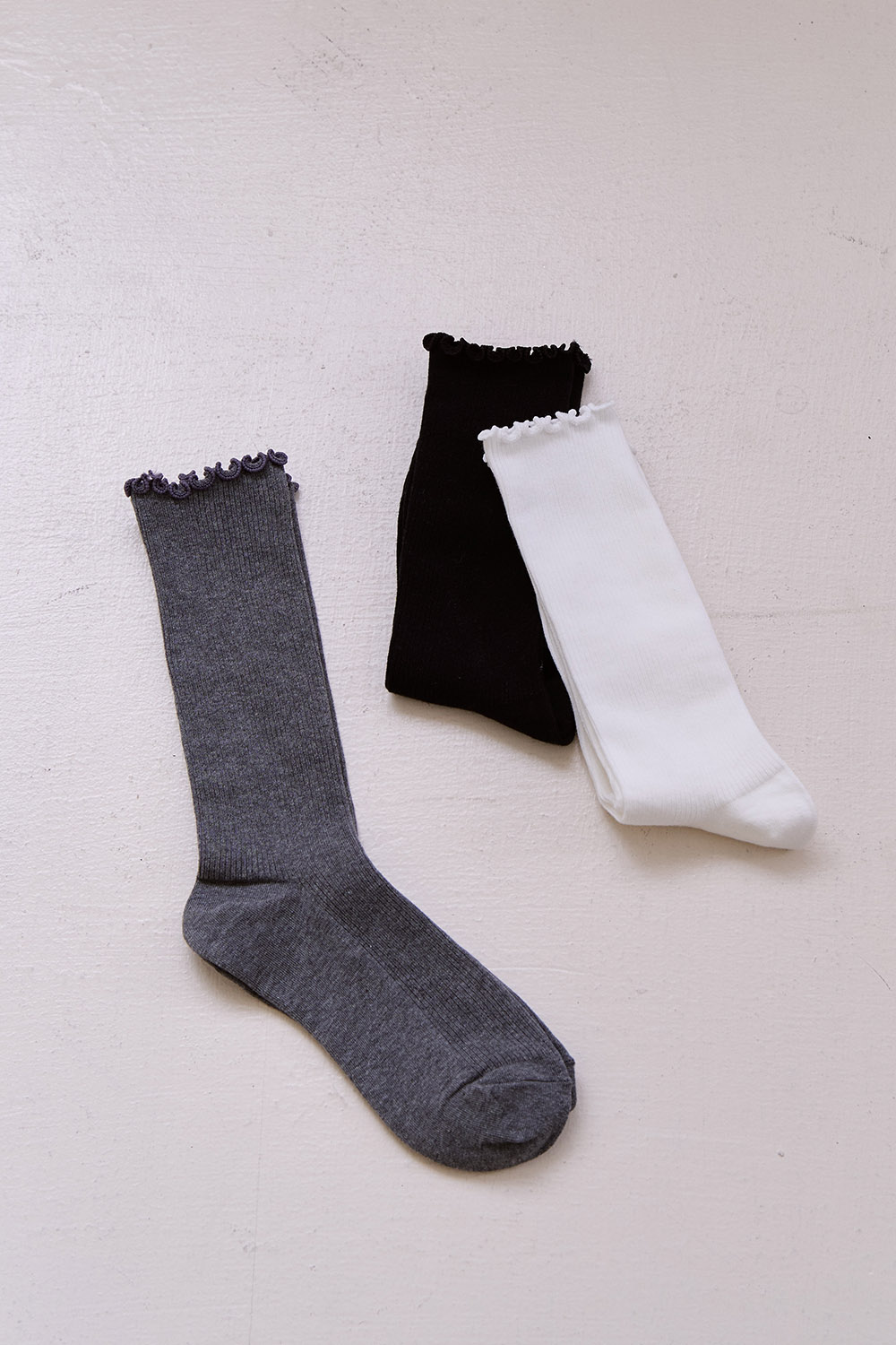 小巧思 捲捲花邊素色中筒襪