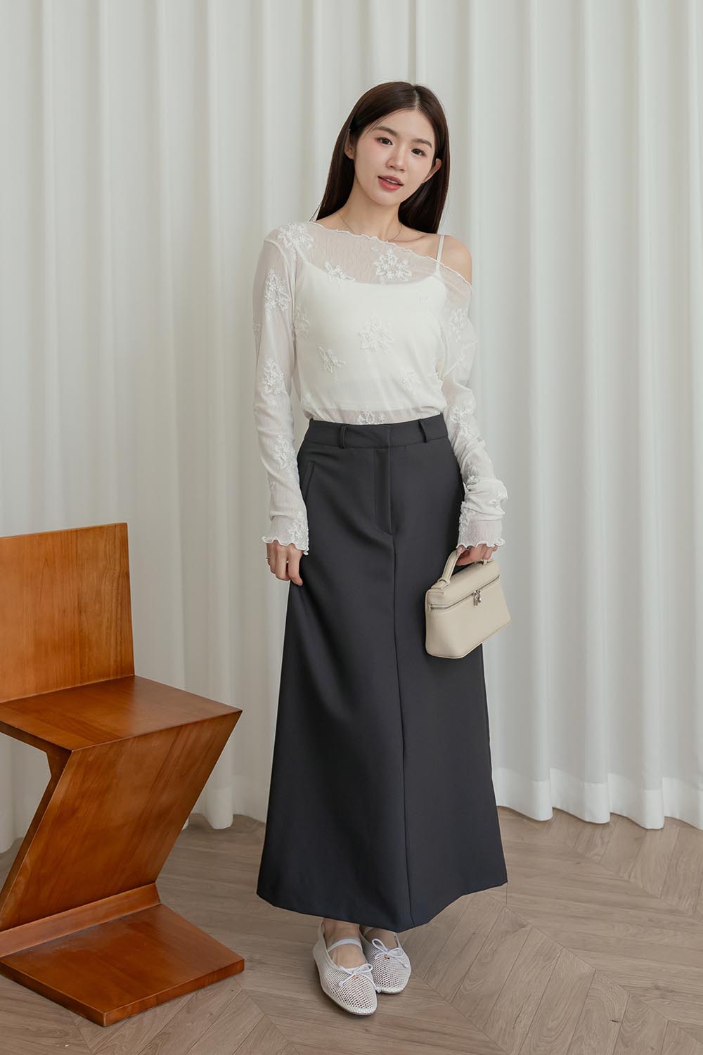 白星辰 透膚繡花捲邊上衣