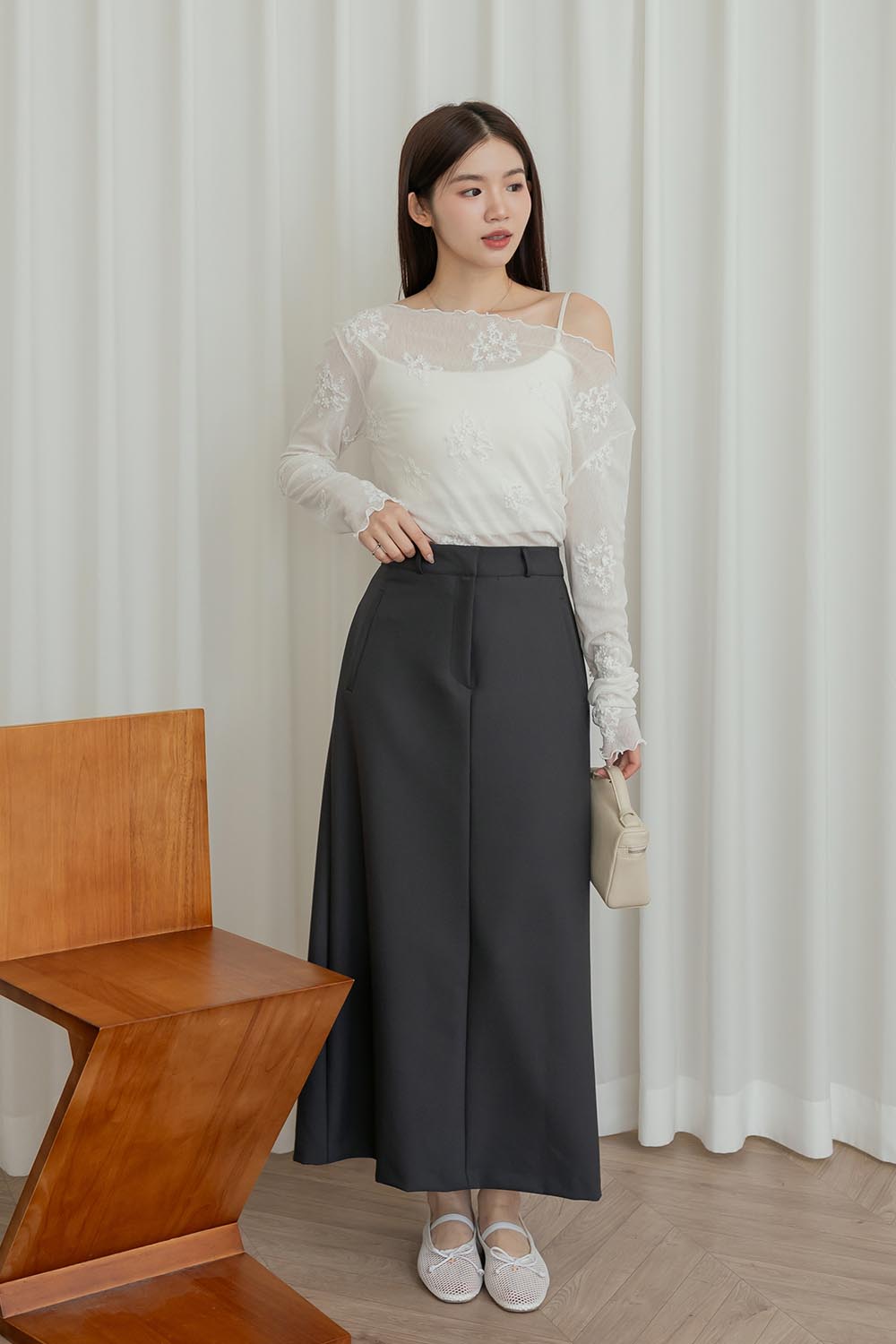 白星辰 透膚繡花捲邊上衣