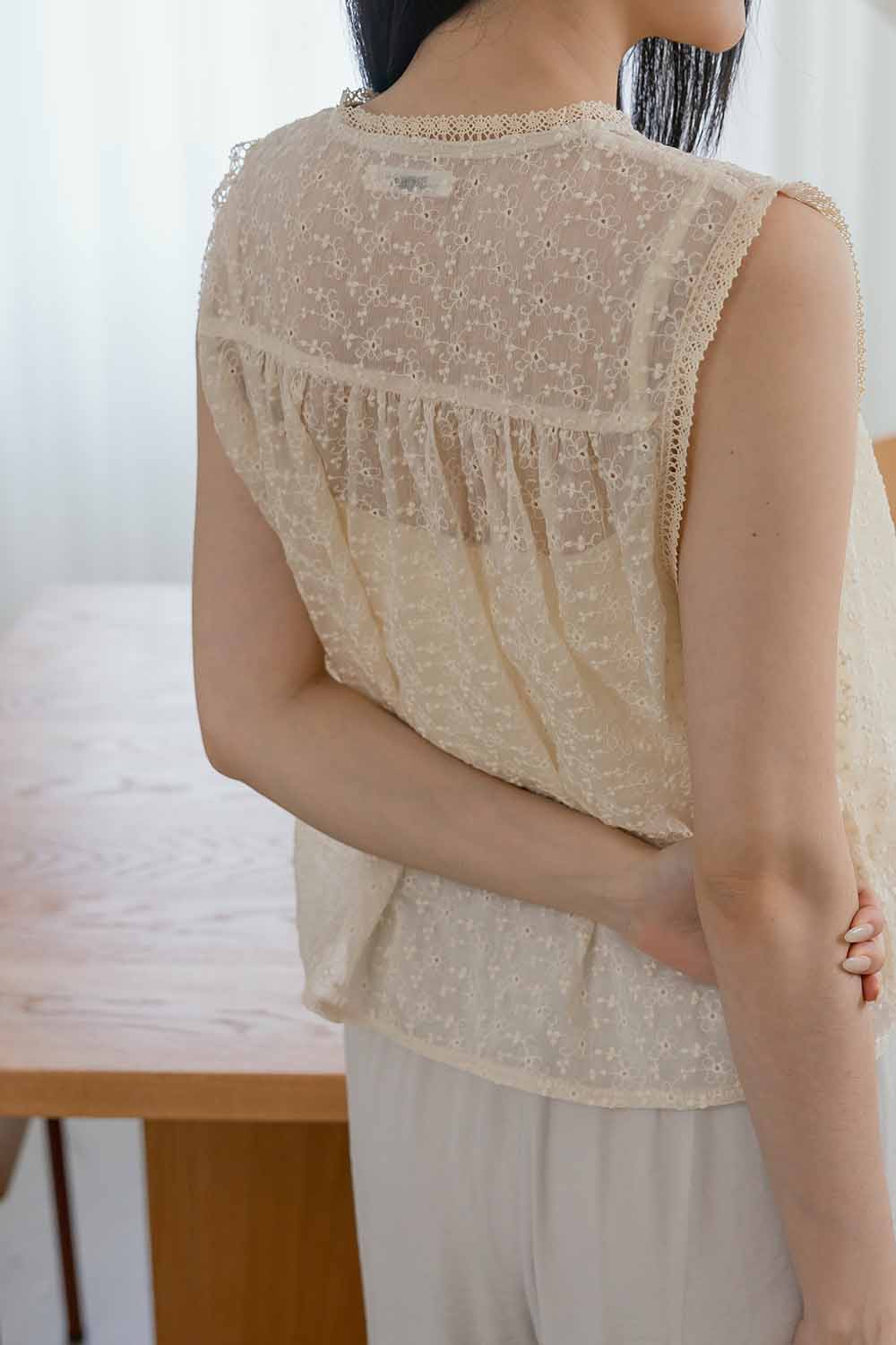 四月櫻 透膚蕾絲繡花背心罩衫