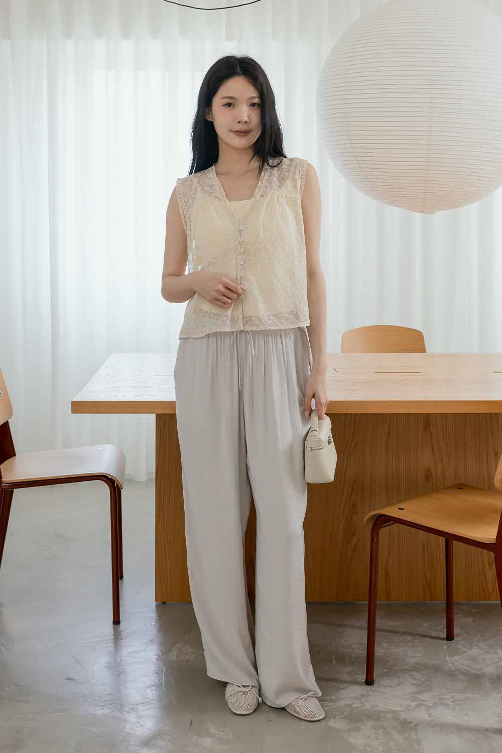 四月櫻 透膚蕾絲繡花背心罩衫