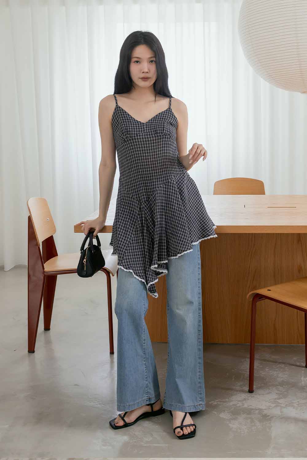 不當乖乖牌 細肩帶格紋不規則下襬背心